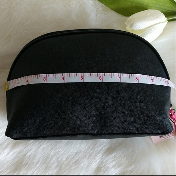 BEAUTIFUL VICTORIA'S SECRET COSMETIC BAG (1 Available) - Picture 5 of 8